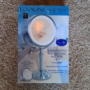 Illuminated magnifying makeup mirror 1X 8X magnification with light